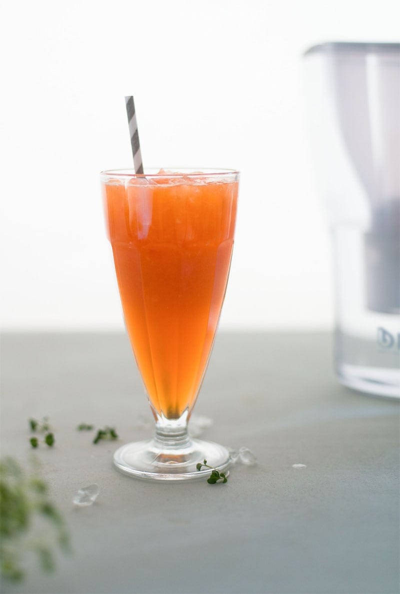 Papaya-Drink mit Gartenkresse