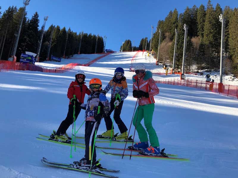 Verena Sykora mit ihren Kindern beim Skifahren © Verena Sykora