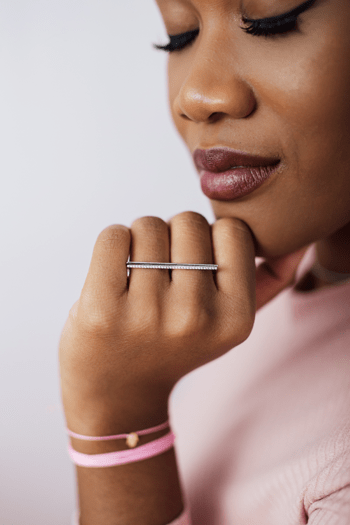 Rose May Alaba mit Ringen und Armbändern von Anna Inspiring Jewellery