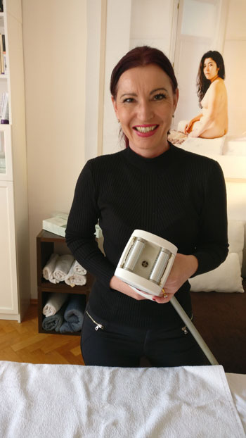 Petra Aschauer mit dem LPG-Körperaufsatz © Women30plus