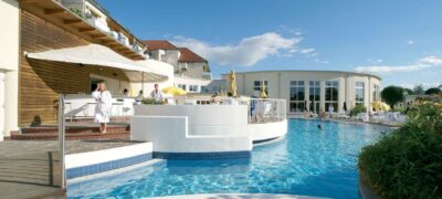 Großzügiger Außenpool im Reiter`s Avance