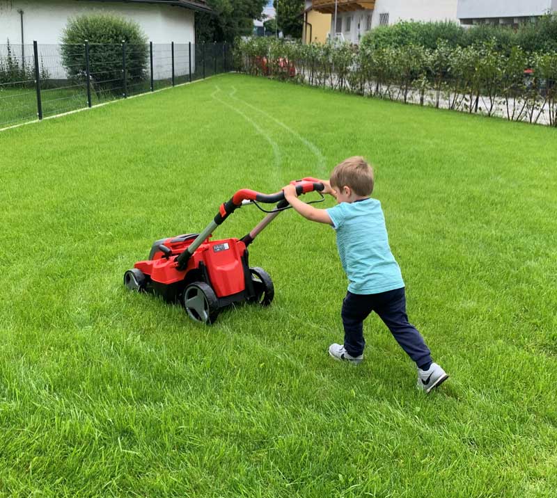 Der Einhell Akkumäher lässt sich kinderleicht bedienen. © Heike Wallner