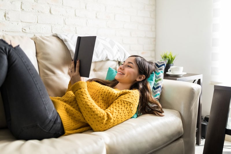 Viele Frauen können bei einem guten Buch so richtig abschalten.
