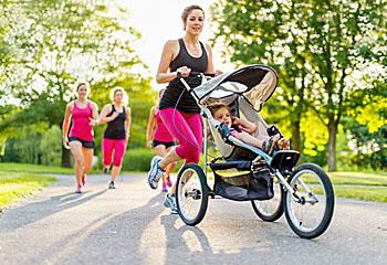Aktive Mutter beim Joggen; Bildquelle: julief514 / Fotolia.com