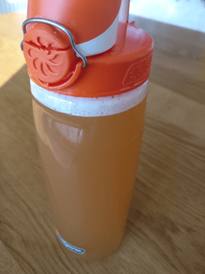 So sieht der Drink nach dem Mischen mit Wasser aus © Women30plus