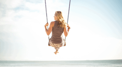 Singlefrau auf Schaukel