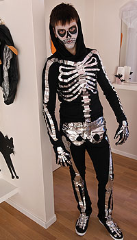 Anleitung für ein Halloween-Skelett-Kostüm; Bildquelle: tesa