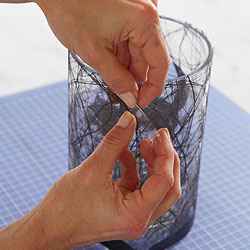 Die Faserseide nun um das Windlicht legen und mit tesafilm® Eco & Clear festkleben.; Bildquelle: tesa