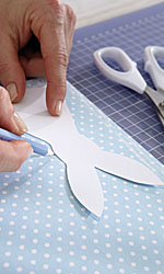 Aus stabilem Papier eine Hasenschablone anfertigen, die Hasen mit ihrer Hilfe aufzeichnen und ausschneiden.; Bildquelle: tesa