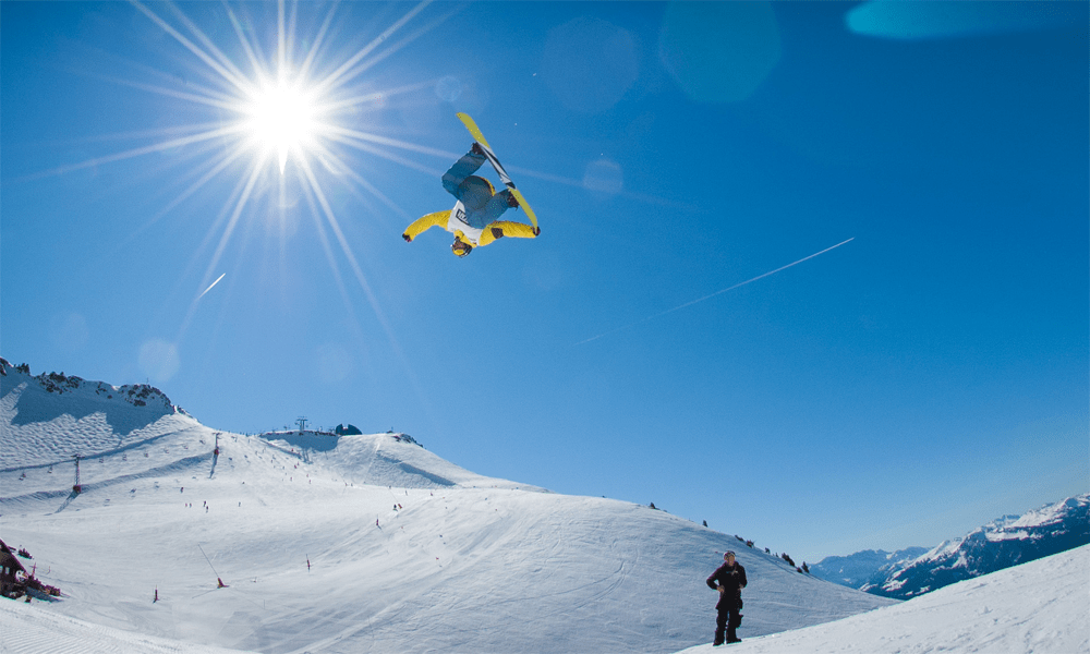 Skifahrer im Sprung