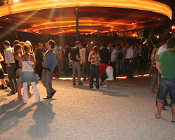 Buntes Treiben in der Strandbar Herrmann