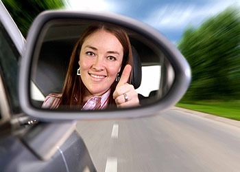 Männer nervt, wenn Frauen langsam Auto fahren; © istockphoto