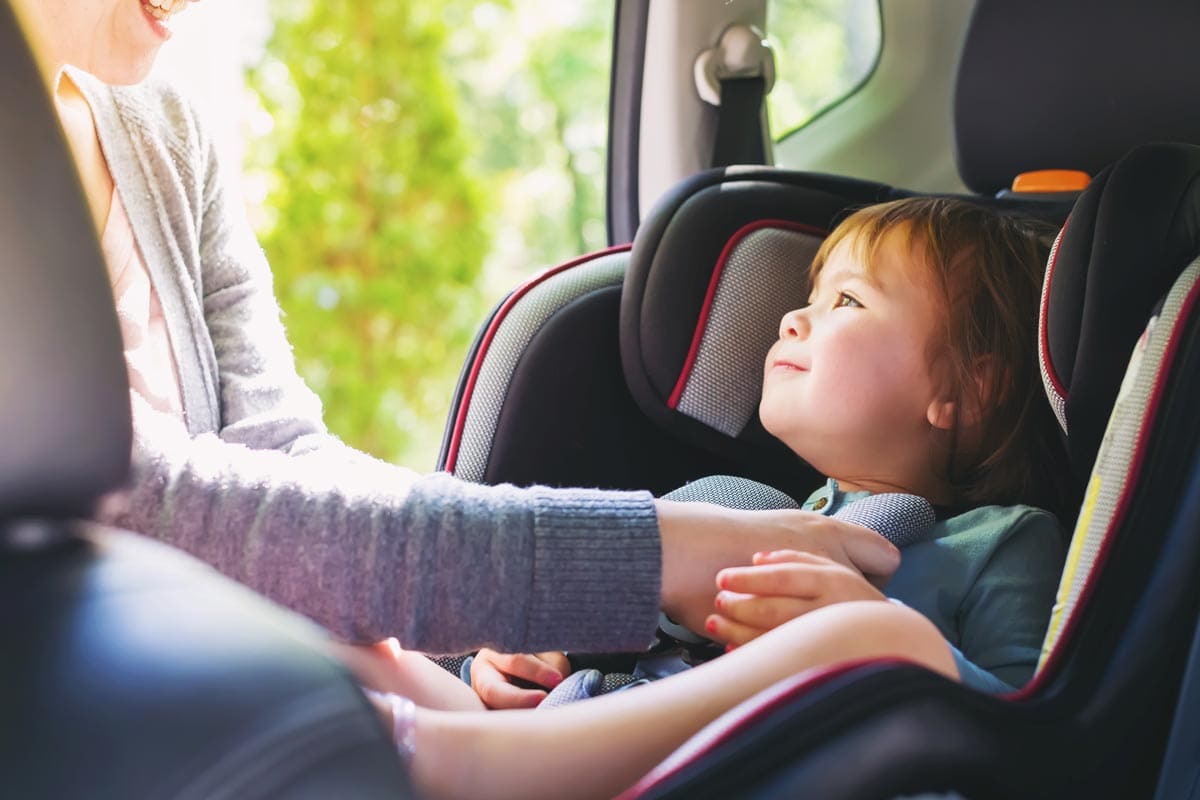 Sicherheit im Auto und Flugzeug: Babyschalen und Kindersitze