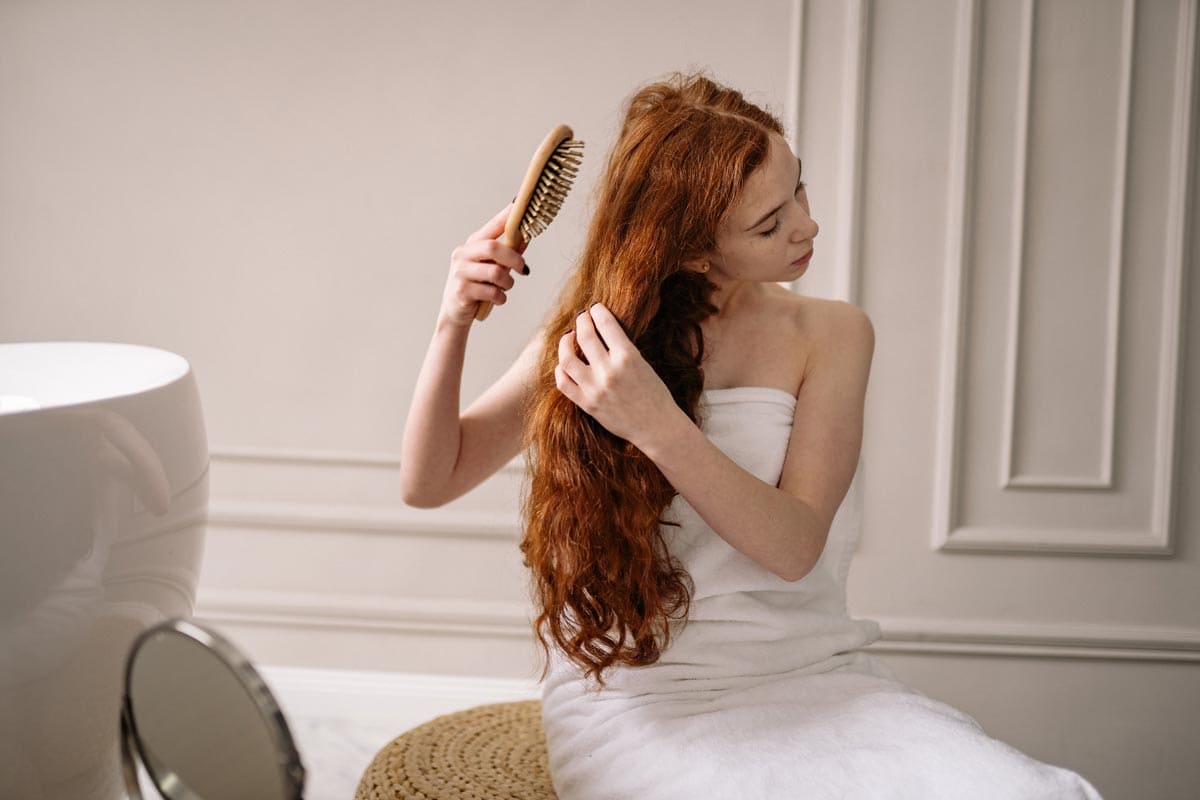 Haarausfall bei Frauen: Woran kann es liegen?