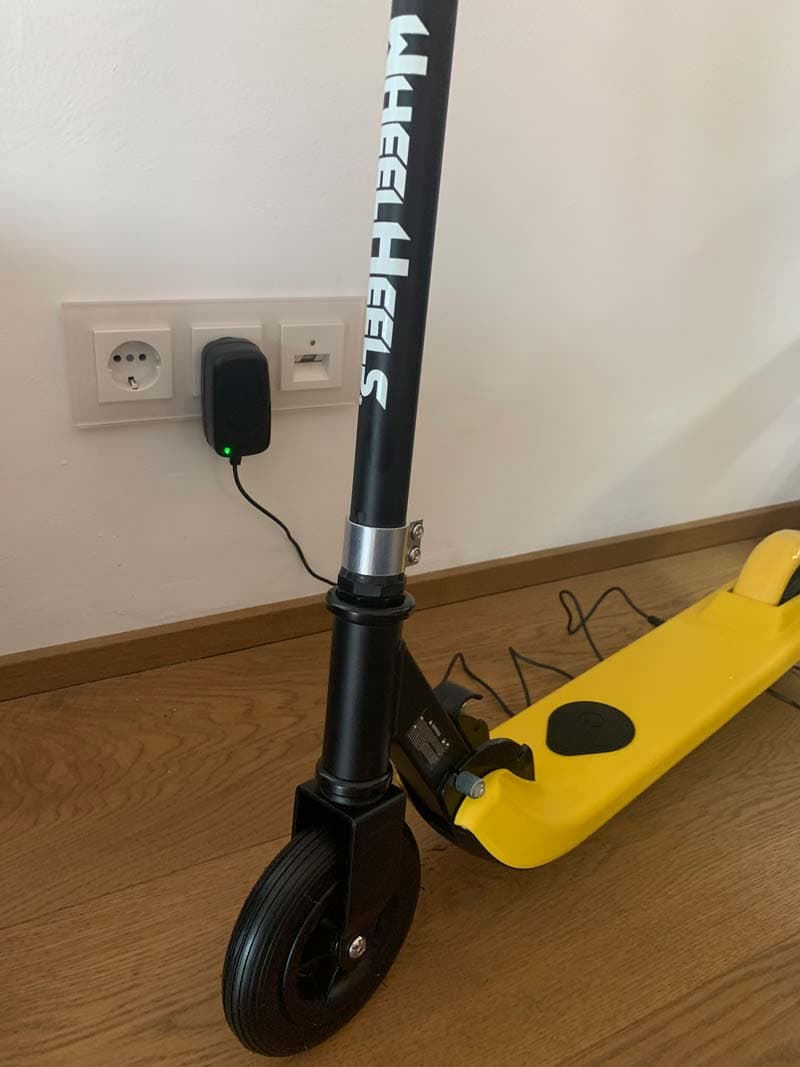 e scooter fuer kinder ladevorgang