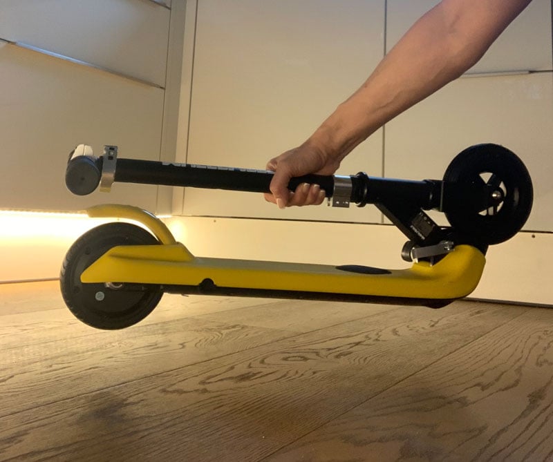 Der E-Scooter für Kinder ist kinderleicht und kompakt