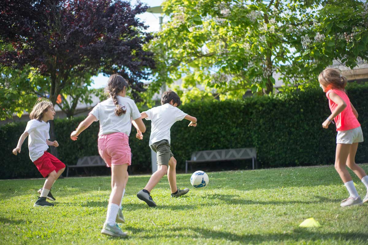 Darum sollten Kinder draußen spielen